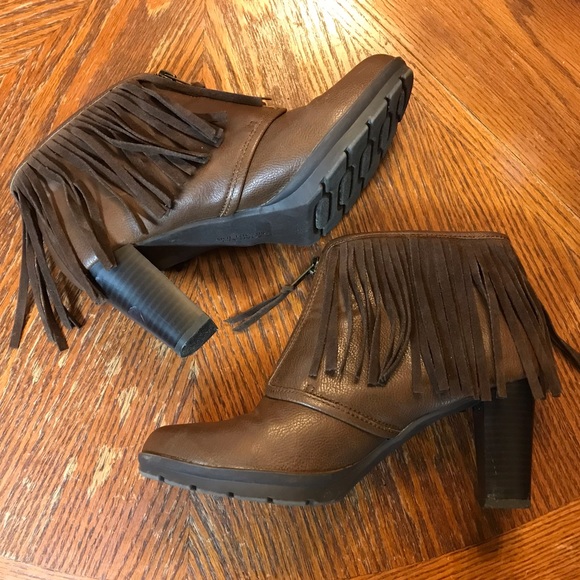 Pretty Wild & Fringy Brown Leather Boots! - Picture 7 of 16